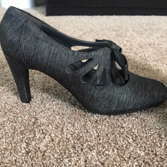 Never worn bow heels - Picture 1 of 2